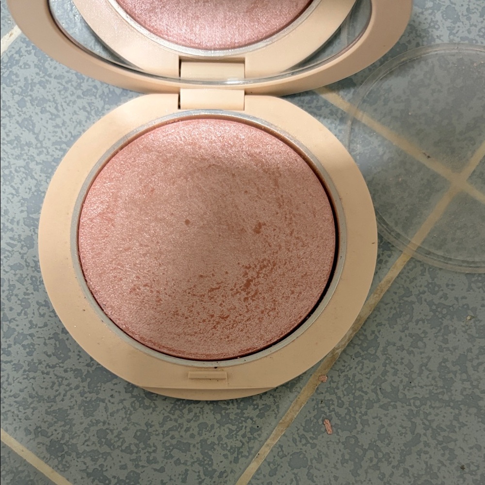 Dior 02 pink glow luminizer. Used a few times it’s a bit too glossy for me.